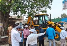 वाहतूक कोंडी कमी करण्यासाठी आळंदी नगरपरिषदेने पुणे-आळंदी रस्त्यावरील अतिक्रमण हटवले